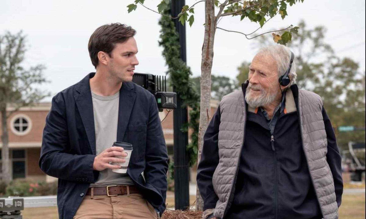 Nicholas Hoult, que interpreta o protagonista Justin Kemp, e o diretor Clint Eastwood no set de filmagem do longa "Jurado nº 2", nos Estados Unidos -  (crédito:  Claire Folger/Warner Bros)