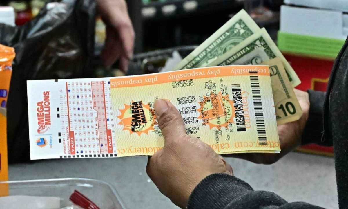 Bilhetes de loteria da Mega Millions, que sorteia prêmios bilionários nos Estados Unidos -  (crédito: Frederic J. BROWN / AFP)
