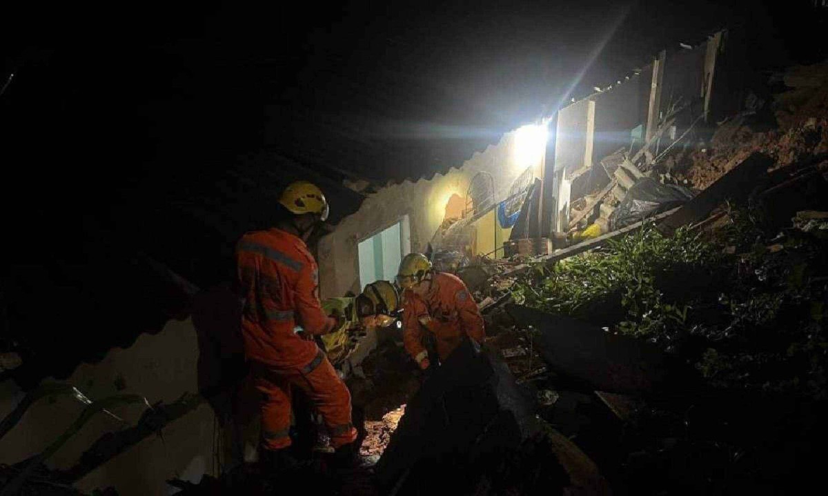 Muro desabou e atingiu cômodos de uma casa em Sabará -  (crédito: Divulgação/CBMMG)