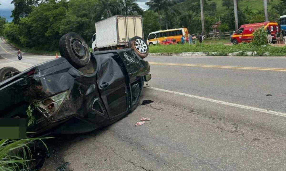 Questionado pelos militares, motorista disse perdeu o controle da dire&ccedil;&atilde;o e capotou v&aacute;rias vezes -  (crédito: CBMMG)