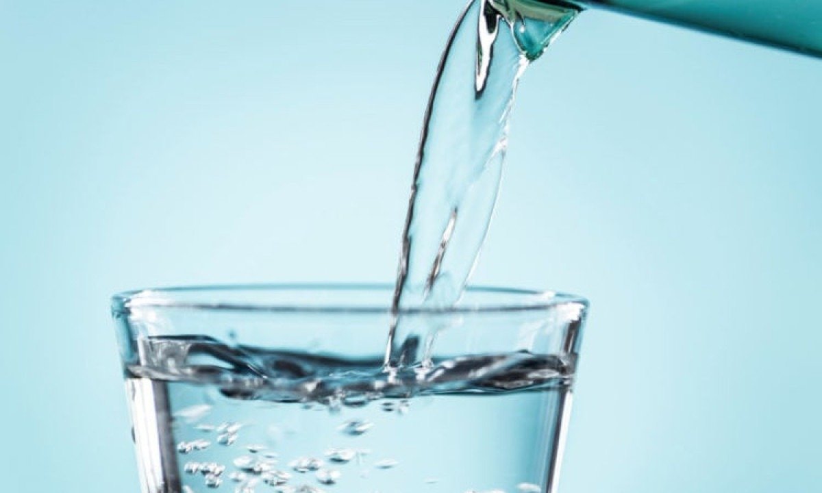 Além de hidratar a pele, a água é importante para regular a temperatura do corpo, lubrificar as articulações e melhorar o funcionamento do intestino. -  (crédito: rawpixel.com freepik)