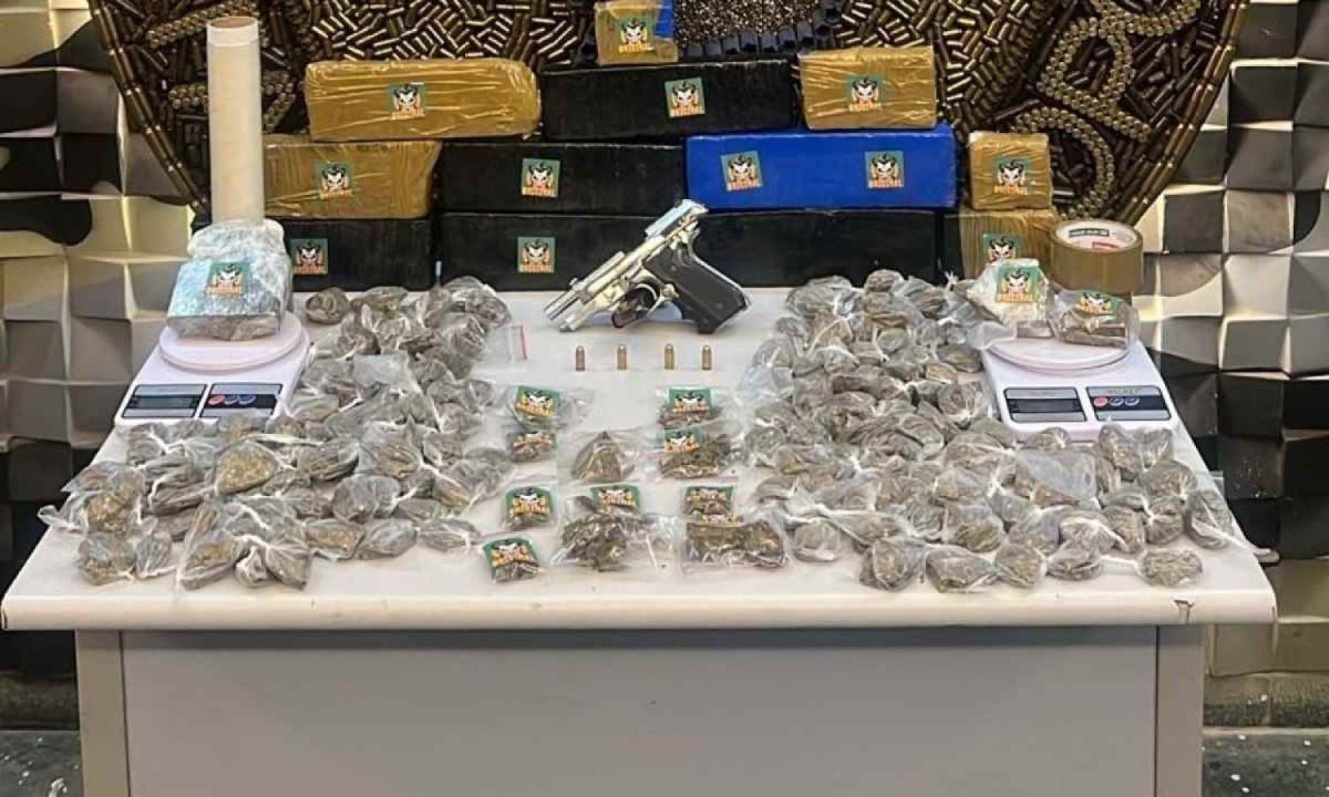 Polícia apreendeu 10 barras de maconha 174 buchas de maconha, seis porções de maconha, 10 porções de skank e uma arma de fogo -  (crédito: PMMG/Divulgação)