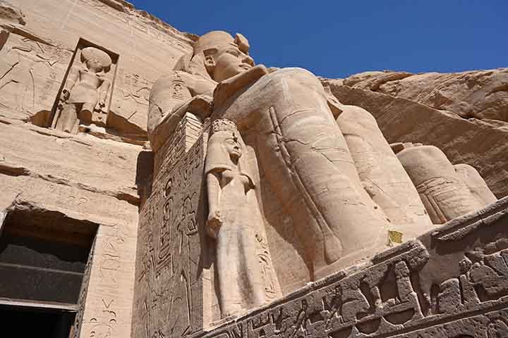 Agora, a equipe se dedica Ã  construÃ§Ã£o de um modelo que remonte Ã  aparÃªncia original da estÃ¡tua. Novos achados na regiÃ£o tambÃ©m sÃ£o esperados pelos pesquisadores.