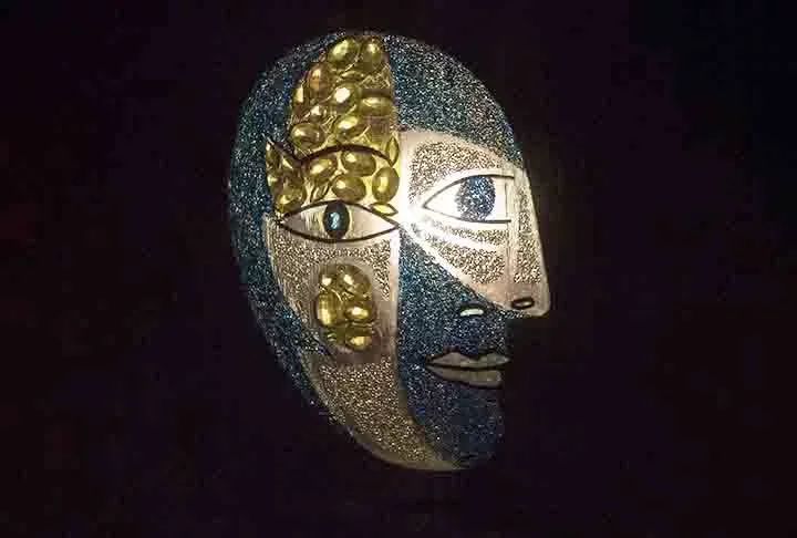 Já as máscaras são meticulosamente adornadas com cristais Swarovski, proporcionando um brilho resplandecente e um toque de glamour a um item funcional. 
