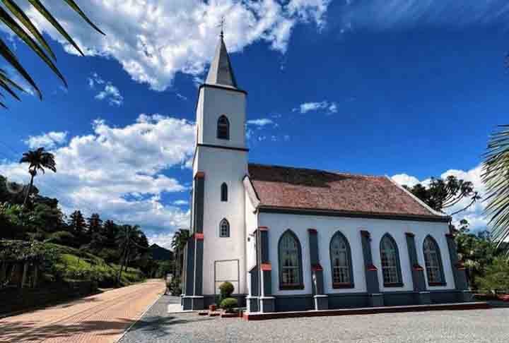 Também são comuns as práticas da igreja luterana, no antigo cemitério dos imigrantes, e até mesmo uma escola municipal que ensina em dois idiomas, português e alemão.