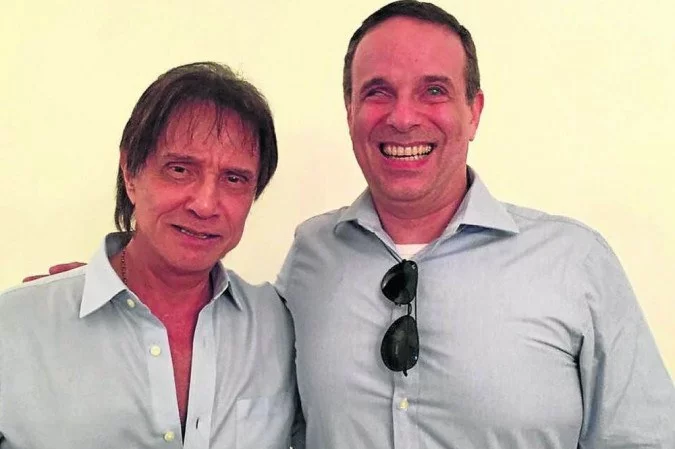 Roberto Carlos foi casado três vezes e teve quatro filhos (dois deles já morreram). O mais conhecido era Dudu Braga, o Roberto Carlos Segundo, que era cego e faleceu por conta de um câncer, em 2021, quando tinha 52 anos. 