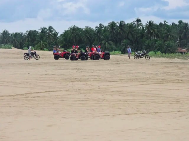 Essa situação ocorre porque a Vila de Jericoacoara, onde a maioria das atividades turísticas está concentrada, fica completamente rodeada pela área do parque, e muitas dessas atividades dependem do uso de veículos.