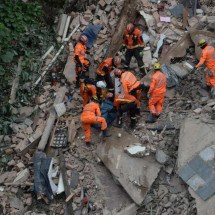 Buscas tiveram de ser interrompidas devido à forte chuva que cai no local -  (crédito: Túlio Santos/EM/D.A Press)