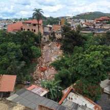 BH: bombeiros realizam busca por vítima de soterramento - Túlio Santos/EM/D.A Press