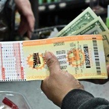 Sorteio de loteria dos EUA recompensa vencedor com mais de R$ 7, 5 bilhões  - Frederic J. BROWN / AFP