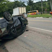 MG: três crianças são arremessadas de carro que capotou e vão parar na UTI - CBMMG