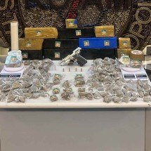 BH: homens são presos com barras de maconha e arma - PMMG/Divulgação