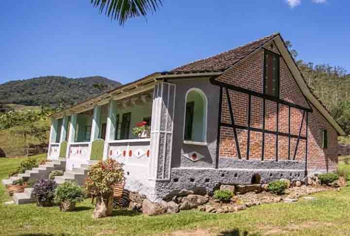 A comunidade local mantém viva a história e a cultura dos imigrantes de várias maneiras, seja por meio da comida típica alemã, peças de artesanato em madeira ou atividades em clubes culturais.