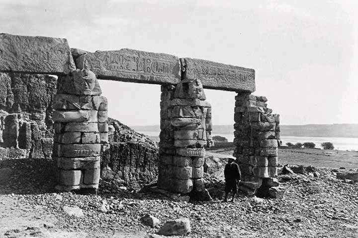 Assim, ele foi capaz de liderar batalhas ferozes para garantir as fronteiras egípcias contra núbios, sírios, líbios e hititas. Ramsés II realizou muitas ações bems sucedidas e trouxe paz e prosperidade para seu povo.