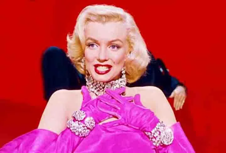 Marilyn Monroe, outra lenda do cinema, também foi vista usando joias brilhantes e glamourosas, muitas das quais eram da Swarovski. Ela é lembrada por sua beleza estonteante e glamour, e suas escolhas de joias refletiam sua imagem icônica.