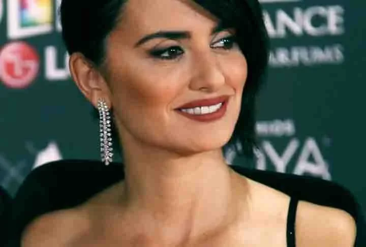 PenÃ©lope Cruz, a atriz espanhola vencedora do Oscar, tem sido uma defensora de muitas marcas de luxo e frequentemente usa joias Swarovski em eventos de alto perfil. Ela Ã© conhecida por seu estilo elegante e sofisticado, e suas escolhas de joias ajudam a destacar seu glamour e charme.