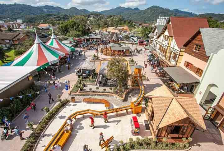 O Alles Park Pomerode também faz parte da rota e conta com várias atrações como a Vila da Neve, Roda Gigante e a pista de obstáculos Kinderzone.