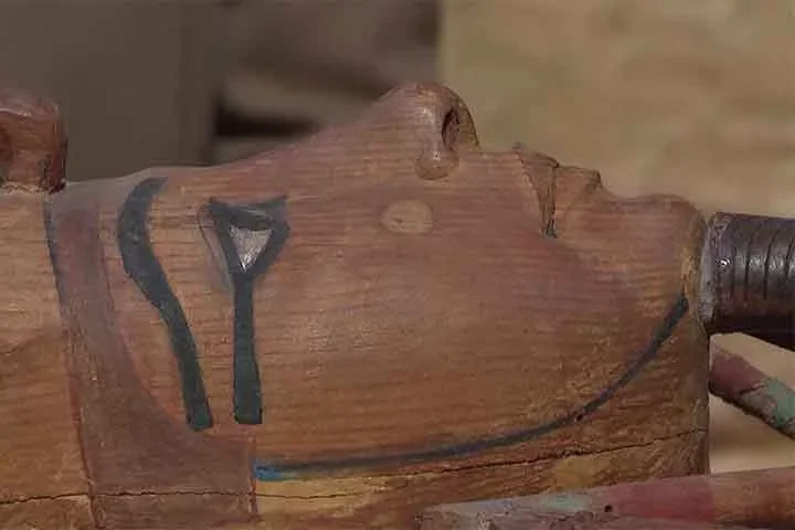 Ramsés II nasceu por volta de 1303 aC em uma família egípcia comum. Ele era filho do faraó Sethi I e da rainha Tuya. Ramsés recebeu o nome de seu avô, Ramsés I, que elevou sua família não-real à realeza por meio de suas proezas militares.