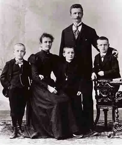 A empresa expandiu suas operações e começou a produzir não apenas cristais para joias, mas também para acessórios e itens de decoração.