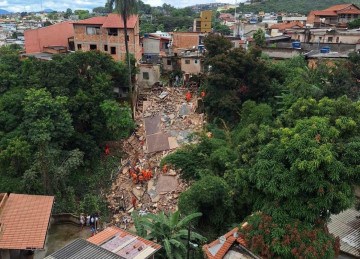 Casa de dois andares desabou no bairro Paraíso, em BH -  (crédito: Túlio Santos/EM/D.A Press)