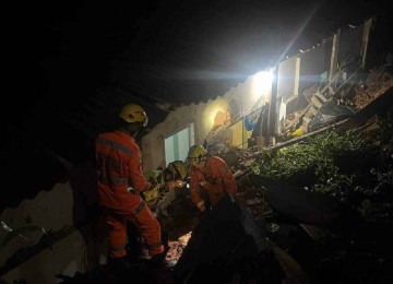 Muro desabou e atingiu cômodos de uma casa em Sabará -  (crédito: Divulgação/CBMMG)