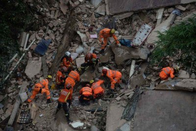 Bombeiros seguem em busca de outras vítimas que ficaram soterradas -  (crédito: Túlio Santos/EM/D.A Press)