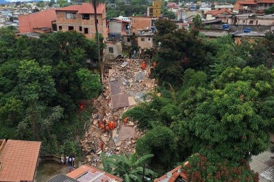 Casa de dois andares desabou no bairro Paraíso, em BH -  (crédito: Túlio Santos/EM/D.A Press)