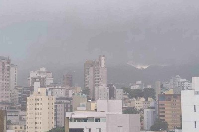 Vista da Serra do Curral encoberta por nuvens durante chuva no bairro Santo Antônio, em Belo Horizonte -  (crédito: Benny Cohen/EM/D.A Press)