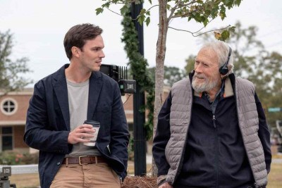 Nicholas Hoult, que interpreta o protagonista Justin Kemp, e o diretor Clint Eastwood no set de filmagem do longa "Jurado nº 2", nos Estados Unidos -  (crédito:  Claire Folger/Warner Bros)