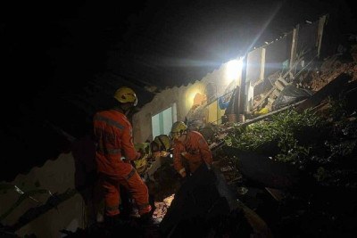 Muro desabou e atingiu cômodos de uma casa em Sabará -  (crédito: Divulgação/CBMMG)