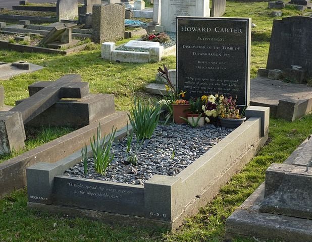 No túmulo de Carter, no Putney Vale Cemetery, em Londres, está escrito: 