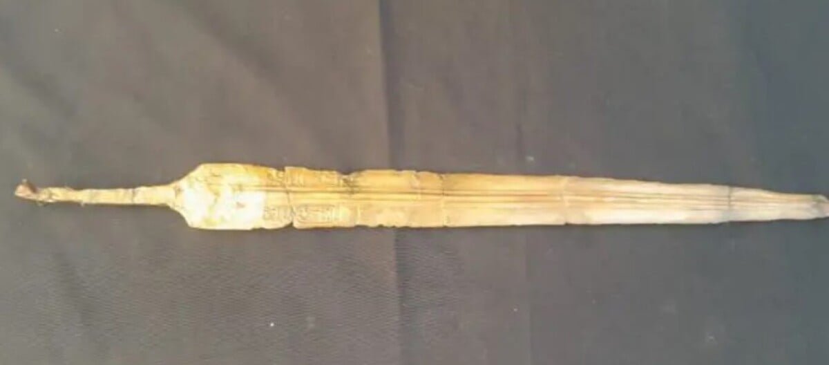 Arqueólogos egípcios encontraram ruínas de uma instalação militar de 3,2 milhões de anos. Ali havia objetos de grande valor histórico, especialmente uma espada de bronze com hieróglifos (caracteres da escrita do Egito Antigo) que remetem ao nome do faraó Ramsés II. 
-Reprodução/Ministério de Turismo do Egito