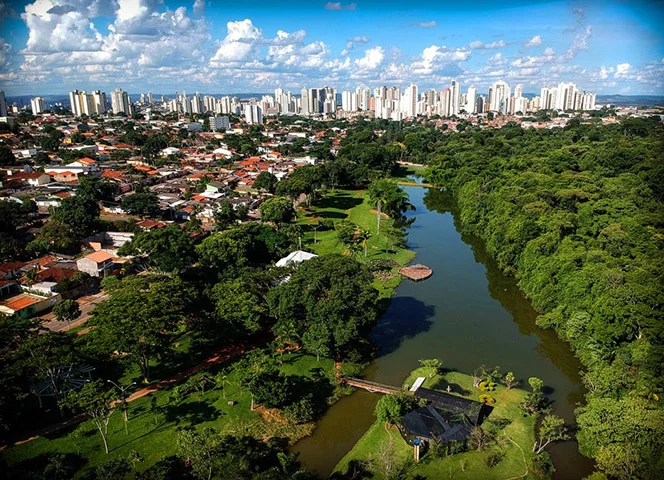 GOIÁS - Deriva do nome dos índios guaiás, que habitavam a região no fim do século 16, quando bandeirantes chegaram em busca de ouro. 