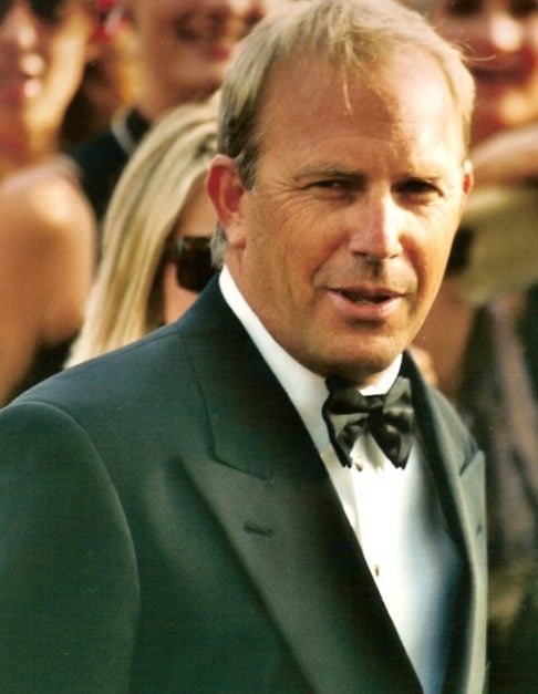 Depois de se graduar na Universidade da Califórnia em Fullerton com um diploma em administração de empresas, Costner mudou-se para Hollywood para seguir o sonho de ser ator.