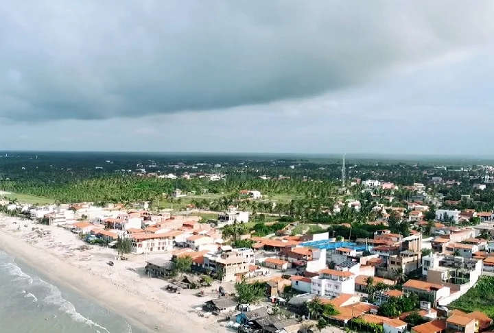 Segundo Davis, a principal atraÃ§Ã£o da cidade estÃ¡ ligada ao seu isolamento natural. O fato da cidade estar cercada por um campo de dunas dificulta o acesso e torna o trajeto uma experiÃªncia por si sÃ³.