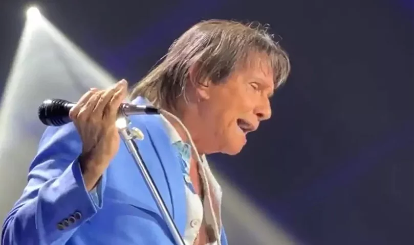 Quando o show se aproximava da reta final, dezenas de fãs se levantaram das cadeiras e foram em direção ao palco para dançar e gritar. O falatório irritou o 