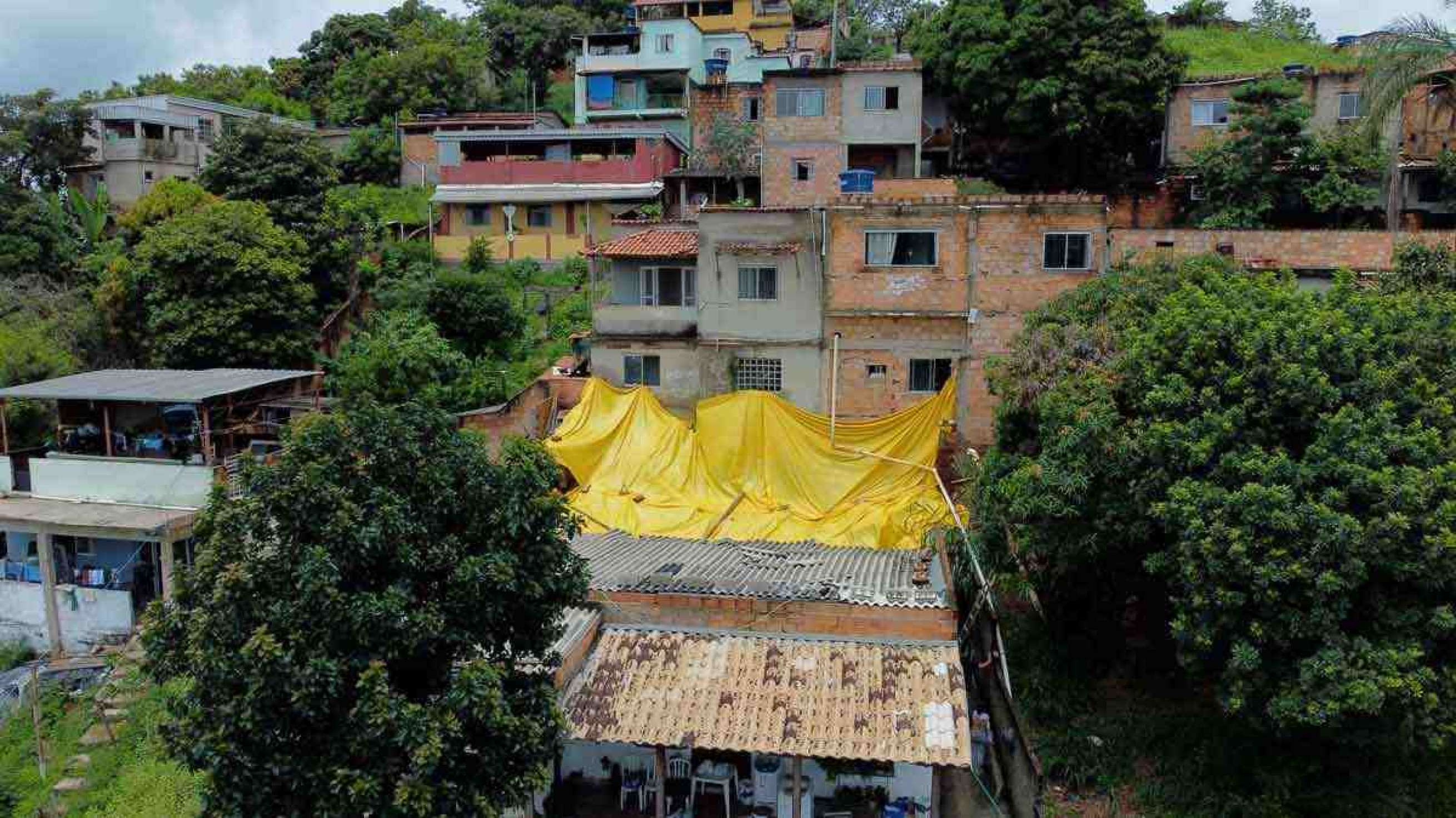 Muro caiu em Sabará, na região metropolitana, provocando a morte de cadela de estimação e causando danos na estrutura de uma residência ao lado