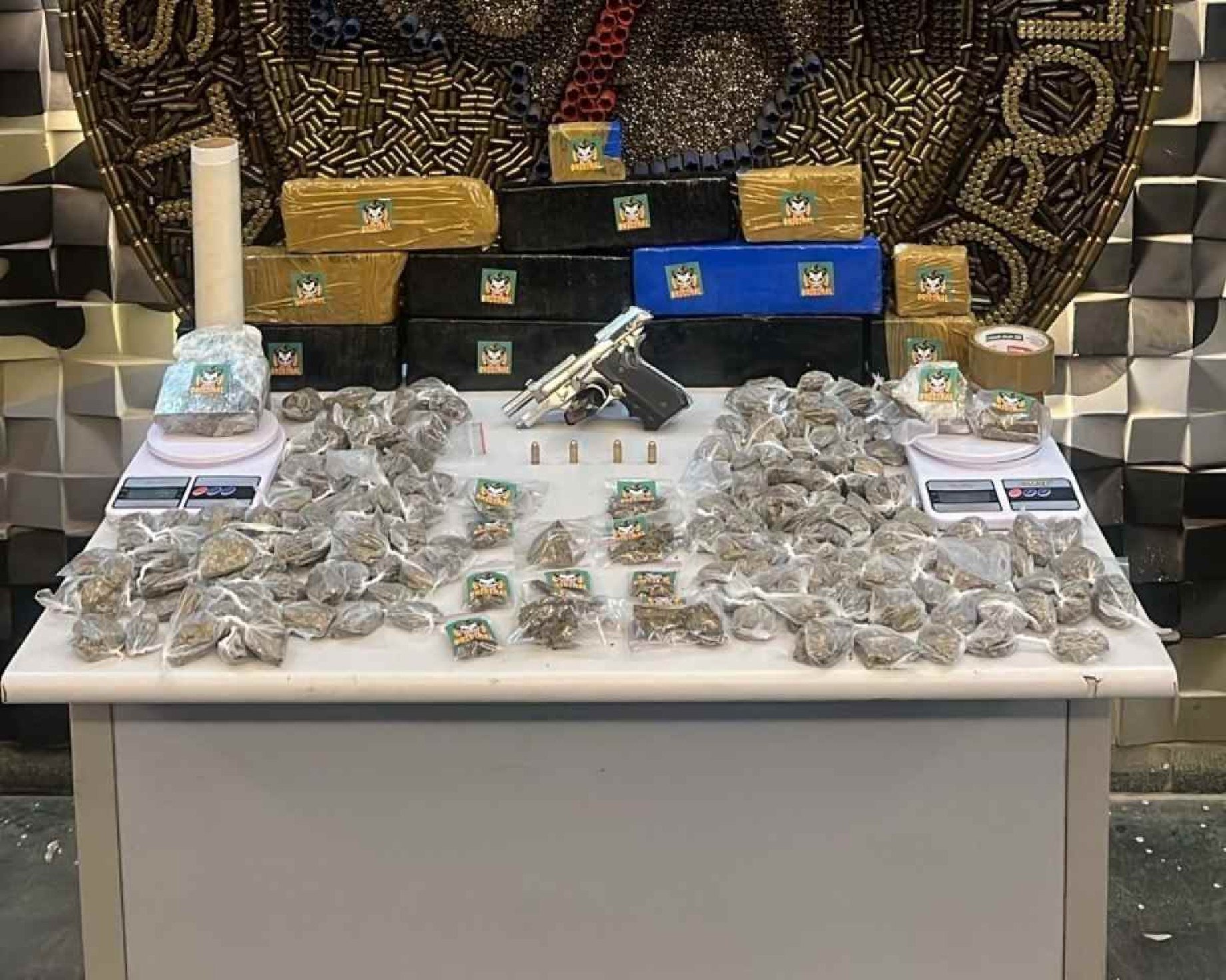 BH: homens são presos com barras de maconha e arma