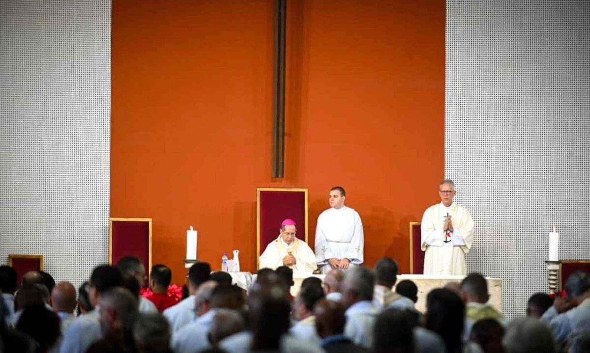 Antes da missa solene, dom Walmor conduziu o rito de abertura do Jubileu -  (crédito: Leandro Couri/EM/D.A Press)