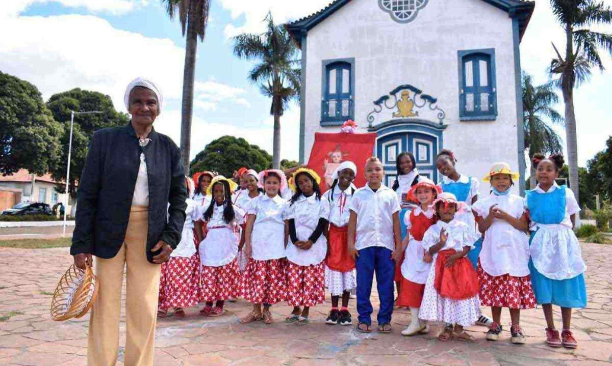 Em Couto de Magalhães de Minas, gerações vão se sucedendo nas Pastorinhas do Deserto, grupo formado há mais de 100 anos e durante décadas comandado por dona Dina, falecida recentemente aos 89 anos -  (crédito: Prefeitura de Couto de Magalhães/Divulgação)