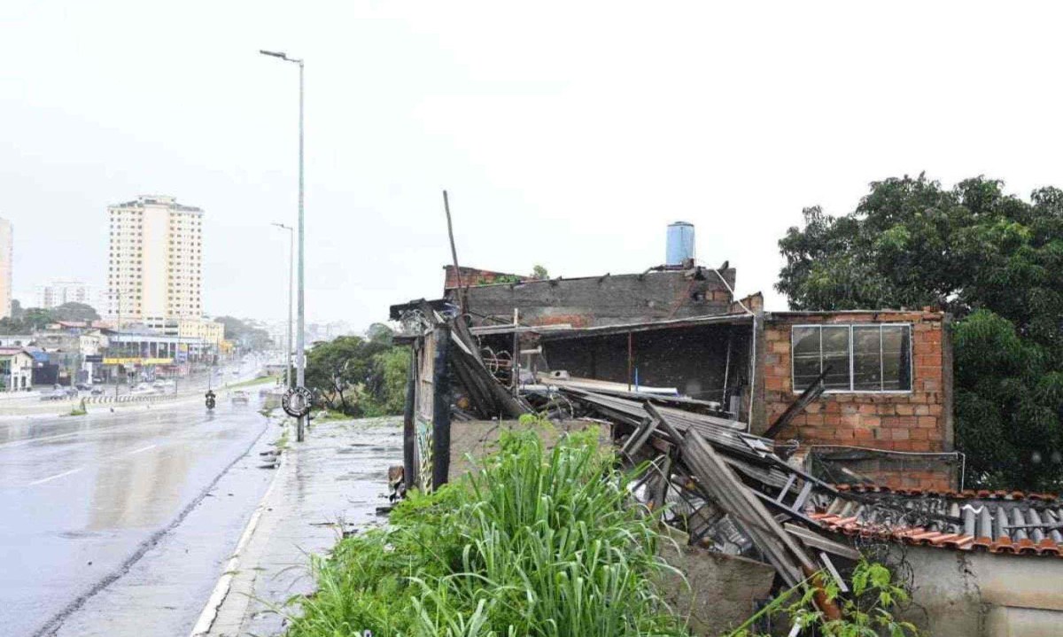 A Defesa Civil informou que o imóvel era de uso misto (comercial e residencial) e sofreu desabamento parcial do telhado e das paredes -  (crédito: Leandro Couri/E.M./D.A. Press)