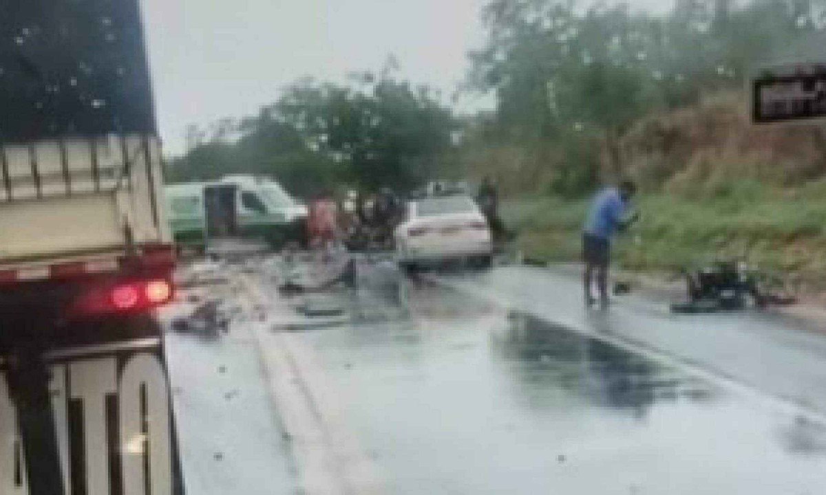 Batida frontal entre carro e caminh&atilde;o matou uma pessoa e deixou quatro feridas no Centro de Minas -  (crédito: Redes Sociais)