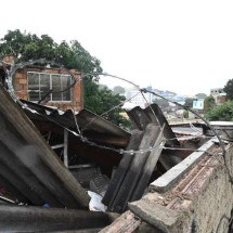 A Defesa Civil informou que o im&oacute;vel era de uso misto (comercial e residencial) e sofreu desabamento parcial do telhado e das paredes -  (crédito: Leandro Couri/E.M./D.A. Press)
