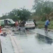 Acidente entre carro e caminhão mata uma pessoa e fere quatro na BR-135 - Redes Sociais