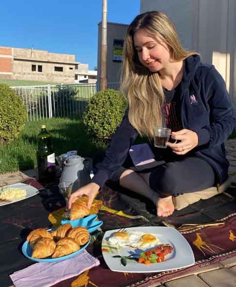 Ao lado do marido, decidiu comer um lanche (hambúrguer), mas no dia seguinte teve muito inchaço. A priori, pensou que fosse uma alergia, mas ao chegar ao hospital foi informada de que seus rins não estavam mais funcionando. A nutricionista, então, foi transferida do Pronto-Socorro direto para a UTI.