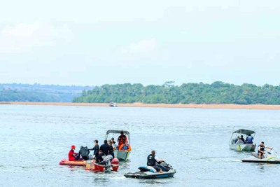 Buscas no rio Tocantins após desabamento da ponte Juscelino Kubitschek, entre os municípios de Estreito (MA) e Aguiarnópolis (TO) -  (crédito: Luiz Henrique Machado - 25.dez.2024/Governo do Tocantins)