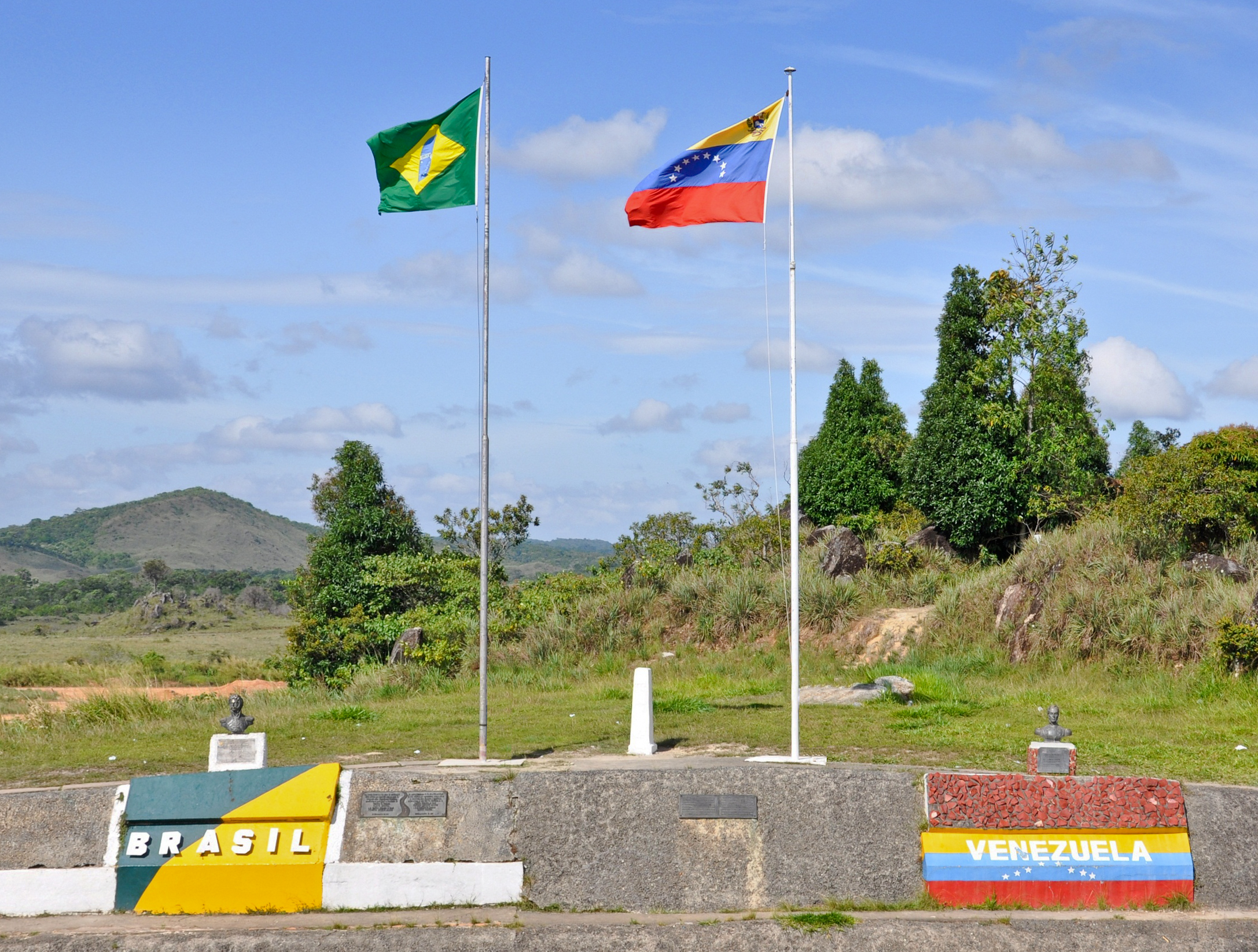 A cidade é conhecida como a porta de entrada para os venezuelanos e com uma população de 19.305 pessoas, de acordo com o Censo de 2022, divulgados pelo Instituto Brasileiro de Geografia e Estatística (IBGE).