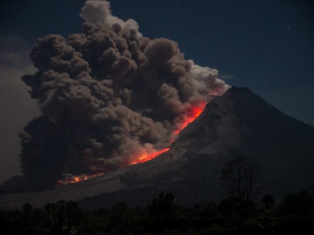 Naquela época, as erupções vulcânicas aconteciam frequentemente, criando períodos de 