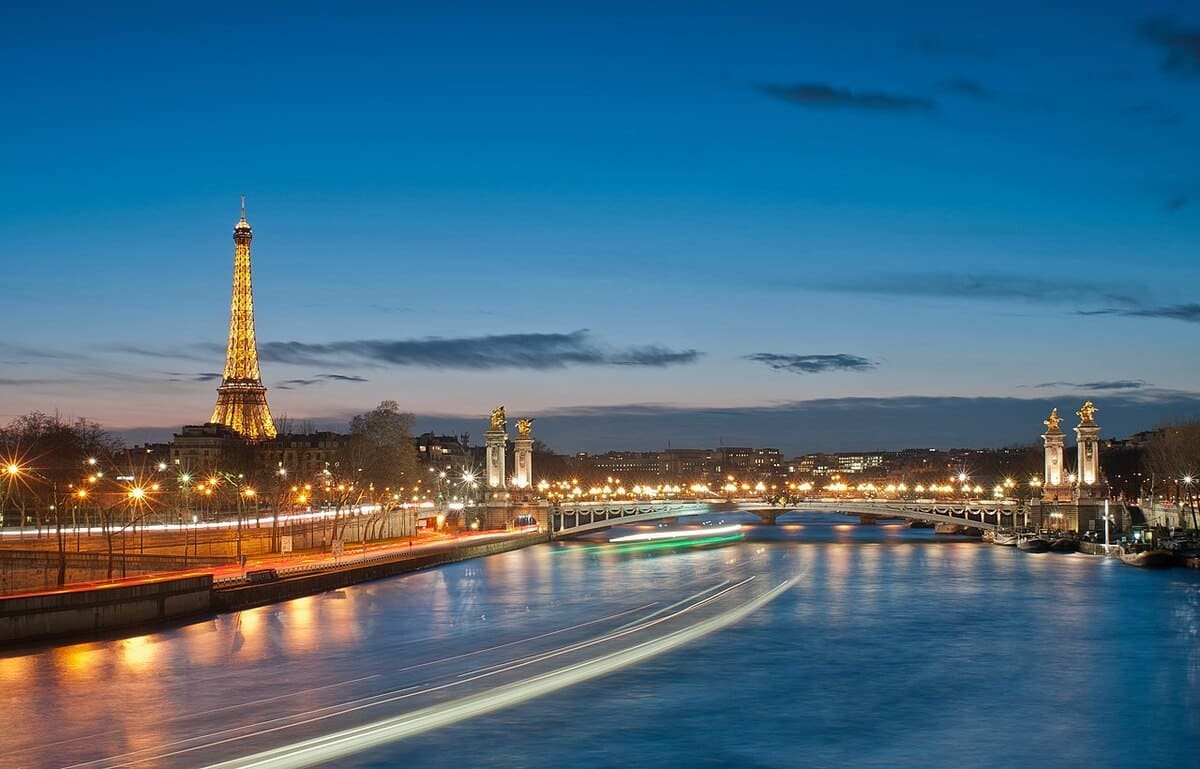 RIO SENA - Um dos símbolos de Paris, o Sena é um dos mais famosos e importantes da Europa. Ele é um dos pontos turísticos de maior projeção da capital francesa, dividindo a cidade em dois lados: a rive gauche e a rive droite. 