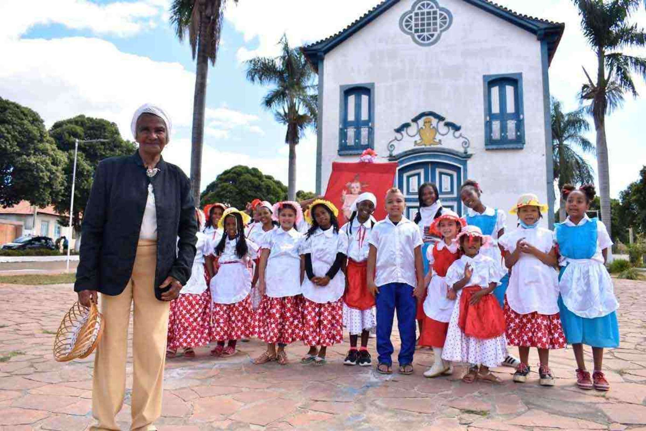 'Dona desta casa, venha nos abrir a porta...'